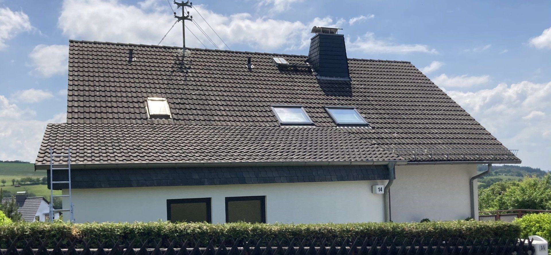 Dach nach der Reinigung, sauber und dunkel