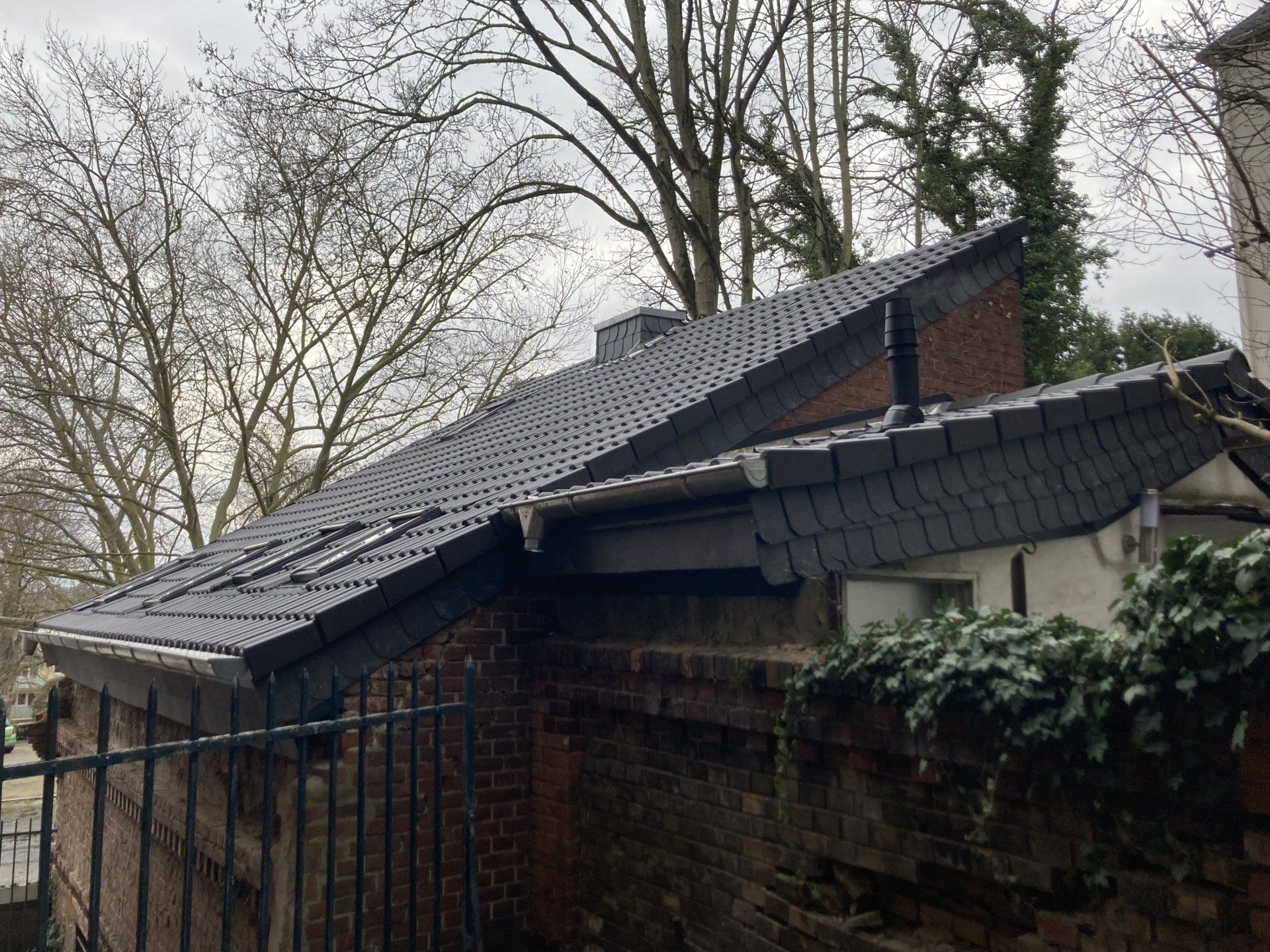 Neu eingedecktes Dach mit anthrazit Pfannen
