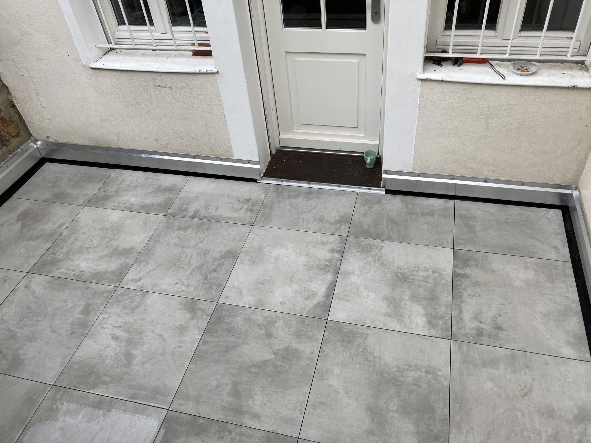 Fertige Terrasse mit Feinsteinzeug